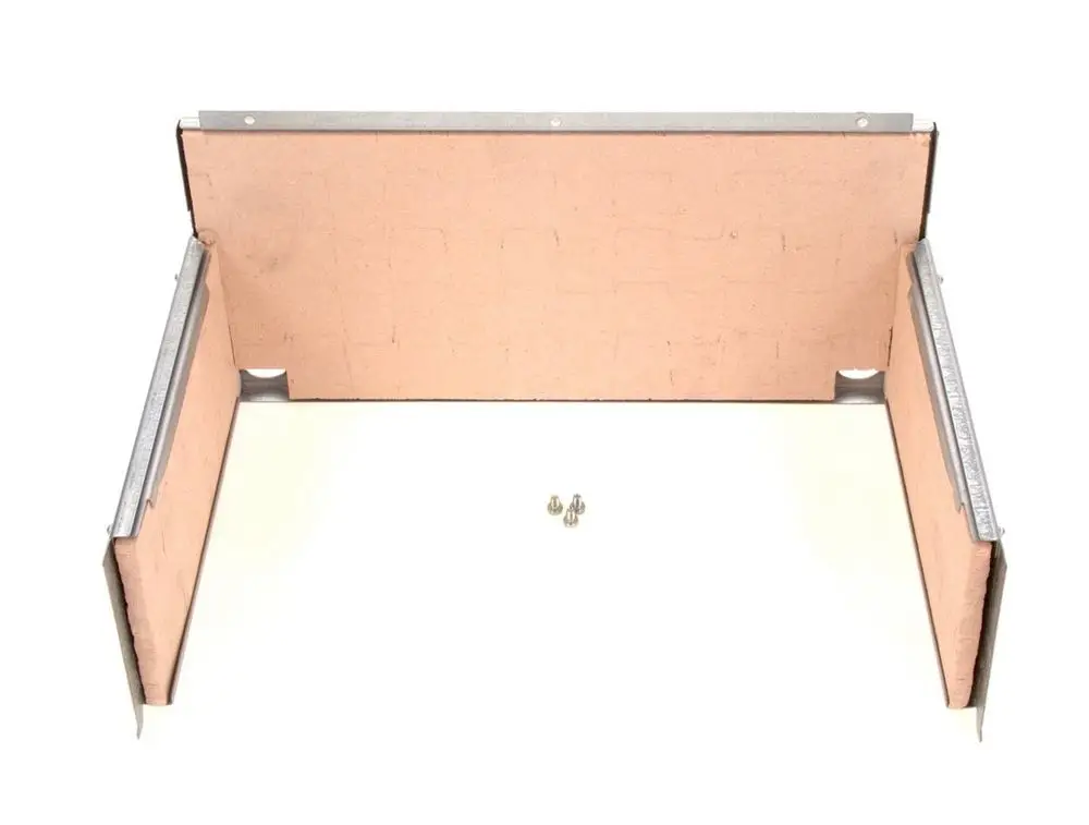 Bosch Brennkammer aus Metall und mitteldichter Faserplatte, auf einer Arbeitsfläche mit Schrauben. Die Konstruktion hat Wände und eine Bodenplatte.